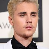 Bei den Grammy Awards im Februar 2016 überraschte Justin Bieber nicht nur mit blondierten Haare, sondern auch mit dem erneut kläglich gescheiterten Versuch, sich einen Bart stehen zu lassen.