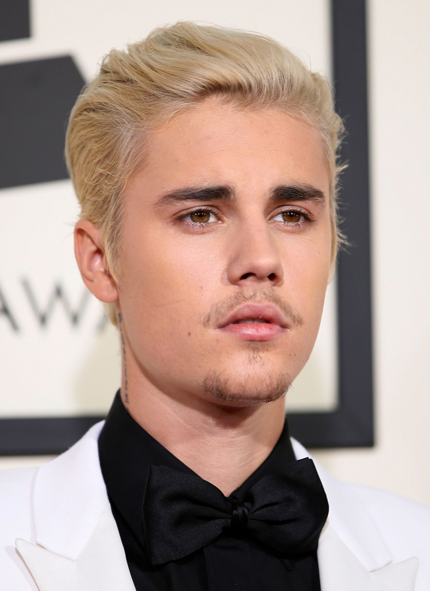Bei den Grammy Awards im Februar 2016 überraschte Justin Bieber nicht nur mit blondierten Haare, sondern auch mit dem erneut kläglich gescheiterten Versuch, sich einen Bart stehen zu lassen.