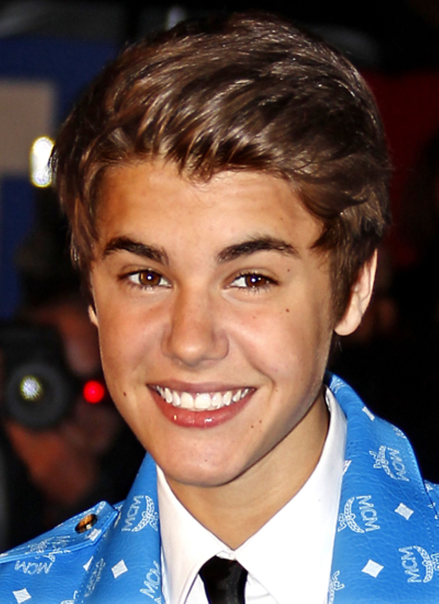 Mit nur ein wenig Pomade stylt sich Justin anlässlich der NJR Music Awards in Cannes seine Haarpracht locker nach hinten.