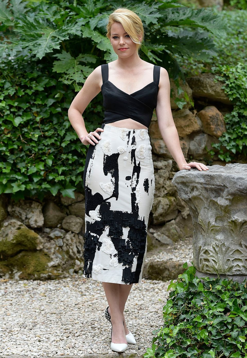 Im schwarz-weißen Zweiteiler von Donna Karan zeigt Elizabeth Banks bei einem Fototermin in Rom neben ihrer tollen Figur gleich noch ihren flachen Bauch. Im schwarz-weißen Zweiteiler von Donna Karan zeigt Elizabeth Banks bei einem Fototermin in Rom neben ihrer tollen Figur gleich noch ihren flachen Bauch.
