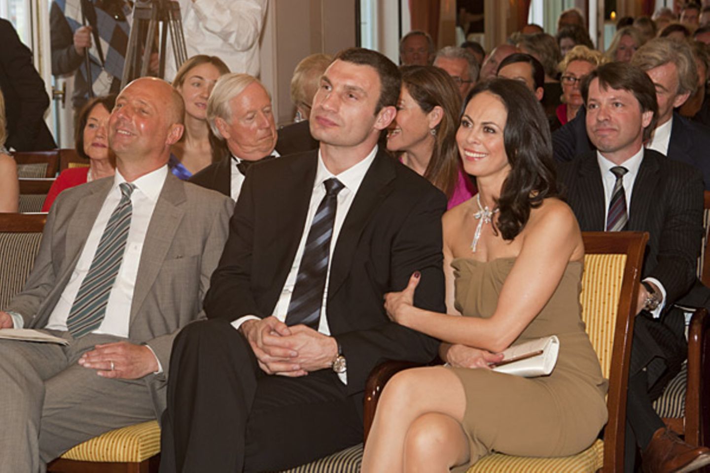 Das GALA-Paar des Jahres 2011, Dr. Vitali Klitschko und seine Frau Natalia, lauscht neben Peter Lewandowski gespannt den Worten