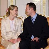 1. Dezember 2000  2000 wird in der Vorweihnachtszeit die Verlobung von Kronprinz Haakon mit der Bürgerlichen Mette-Marit Tjessem Høiby bekannt gegeben. Anfangs nicht ganz einfach, die wilde Vergangenheit der ehemaligen Kellnerin passt vielen Norwegern nicht. Aber die Liebe siegt, die beiden heiraten am 25. August 2001 und sind bis heute mit ihren zwei eigenen Kinder Ingrid Alexandra und Sverre Magnus sowie Mette-Marits Sohn Marius als Familie glücklich.