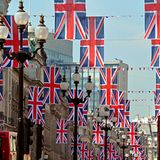 Hochzeit England Vorbereitungen: In der Regent Street ist ein Fahnenmeer zu bewundern.