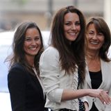 So entspannt sieht man Kate Middleton mit ihrer Schwester Pippa und Mutter Carole einen Tag vor der Hochzeit, auf die die Welt s