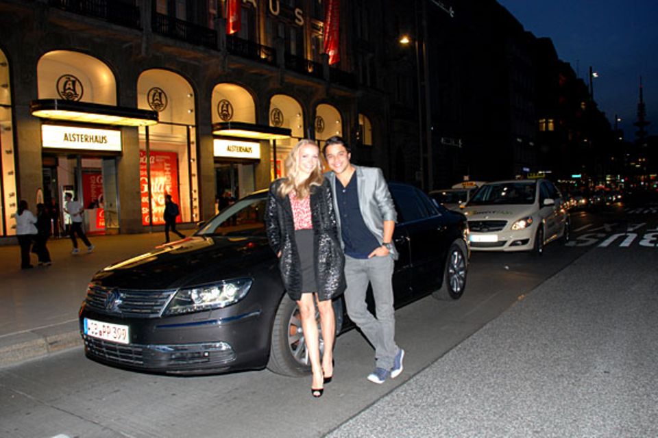 Auch Janin Reinhardt und Kostja Ullmann lassen sich nach einer gelungenen GALA Shopping Night vom VW-Shuttle nach Hause bringen.