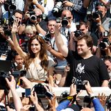 Filmfestival Cannes: Hallo Fans: Angelina Jolie und Jack Black winken aus einer Schar von Fotografen.