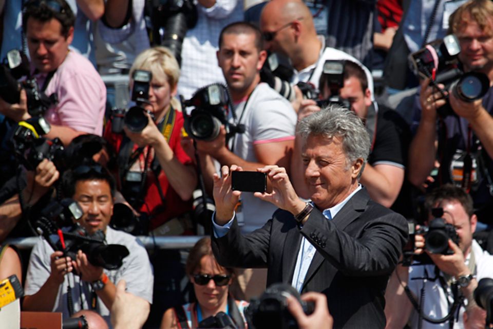 Filmfestival Cannes: Dustin Hoffman schlüpft beim Fototermin zu "Kung Fu Panda 2" in die Rolle des Fotografen. Filmfestival Cannes: Dustin Hoffman schlüpft beim Fototermin zu "Kung Fu Panda 2" in die Rolle des Fotografen.