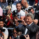 Filmfestival Cannes: Dustin Hoffman schlüpft beim Fototermin zu "Kung Fu Panda 2" in die Rolle des Fotografen.