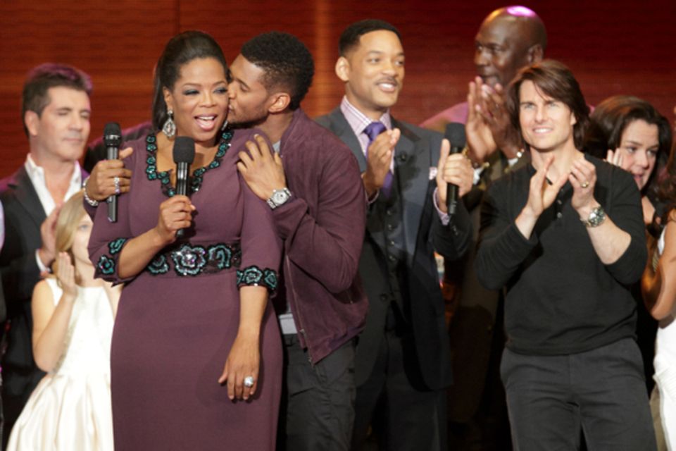 Ein letztes Küsschen für Oprah: Usher & Co verabschieden die Mutter aller Talkshow-Gastgeberinnen.