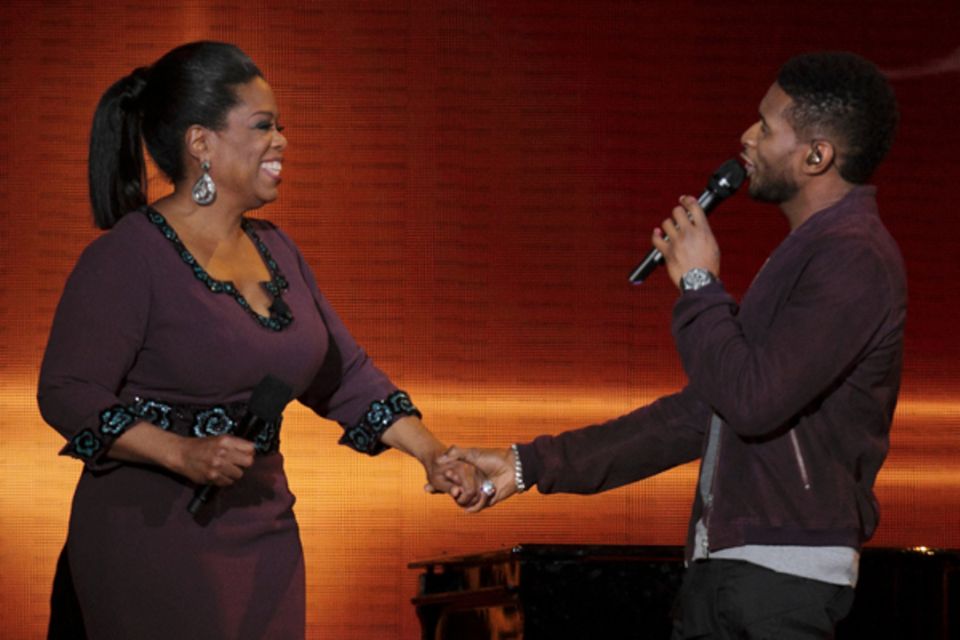 Usher nimmt Oprah bei der Hand und bringt die Quotenqueen zum Lachen.