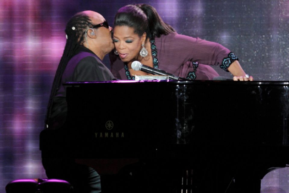 Stevie Wonder spielt für Oprah am Klavier. Stevie Wonder spielt für Oprah am Klavier.