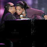 Stevie Wonder spielt für Oprah am Klavier.