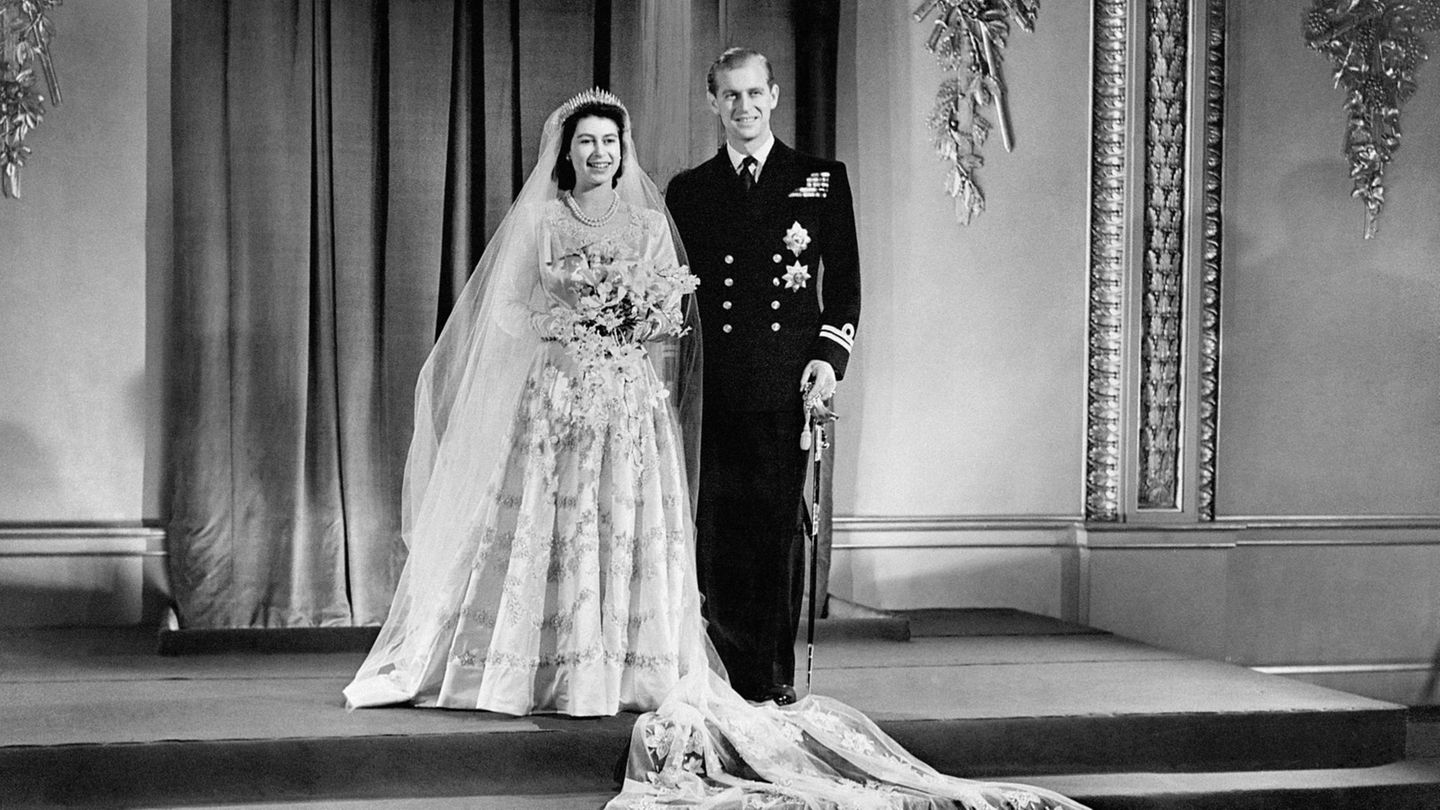 Brautmode-Das-Hochzeitskleid-der-Queen-hat-die-Messlatte-nach-oben-gelegt