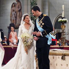 22. Mail 2004 Sie feiern Porzellanhochzeit! Vor zwanzig Jahren, am 22. Mai heiratet der damalige Kronprinz Felipe von Spanien die Journalistin Letizia Órtiz innerhalb einer romantischen Zeremonie. In der Almudena-Kathedrale in Madrid geben sich die beiden das Jawort. 