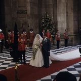 Lady Diana Spencer wurde von ihrem Vater John, dem 8. Earl Spencer zum Altar geführt. Ihr Diadem stammt aus dem Hause Spencer und soll ihr während der Trauung Kopfschmerzen bereitet haben, da sie an das Tragen nicht gewöhnt war.