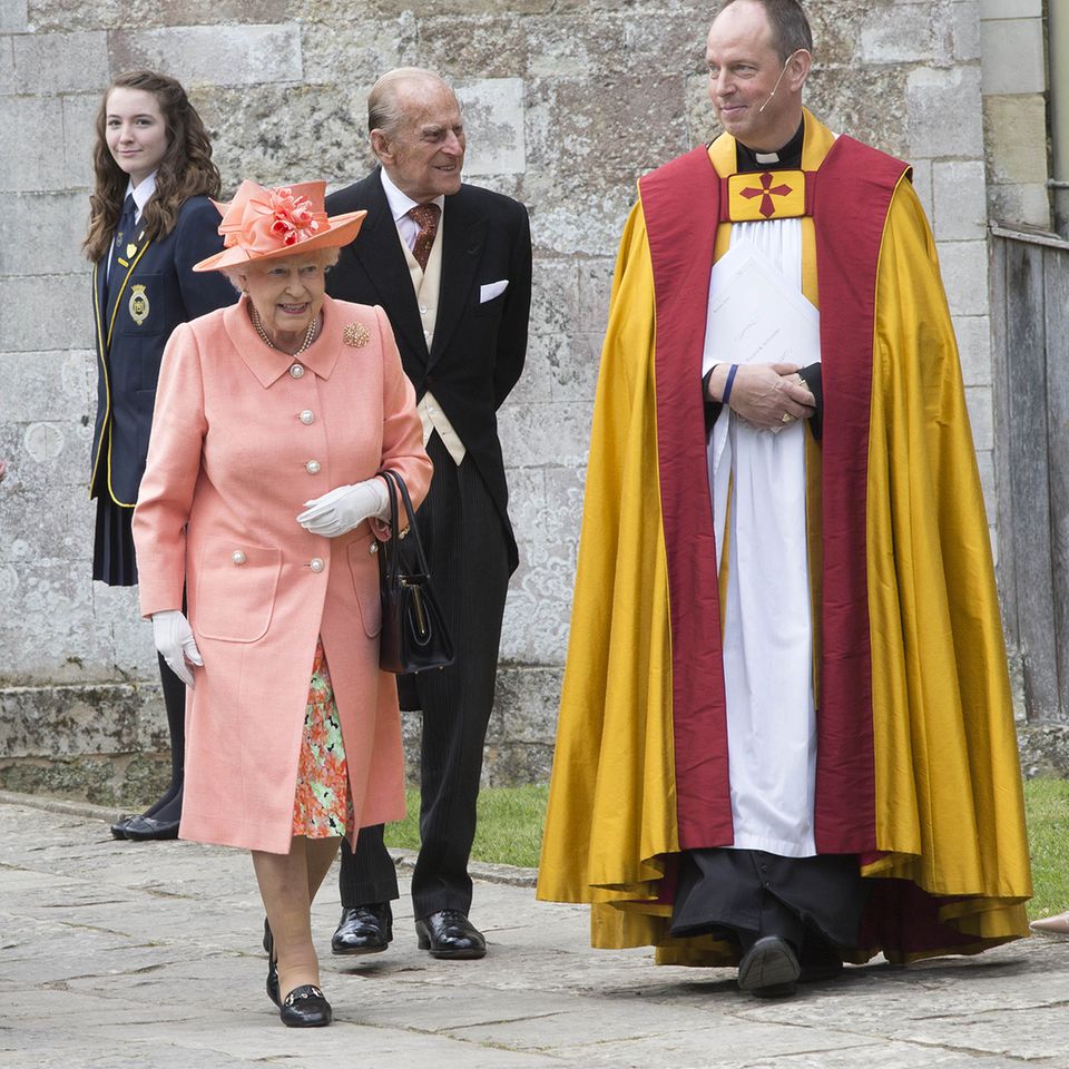 Die Gäste dieser "Society-Hochzeit des Jahres" waren wahrhaft königlich. Queen Elizabeth strahlte mit Prinz Philip an ihrer Seite in einem pfirsichfarbenen Ensemble. Und selbst Königin Sofia von Spanien war royaler Gast der Hochzeit.