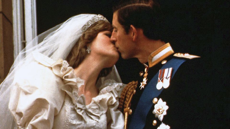 Charles und Dianas Hochzeitskuss war dann aber leider nur ein ganz zaghafter, kurzer Schmatzer.