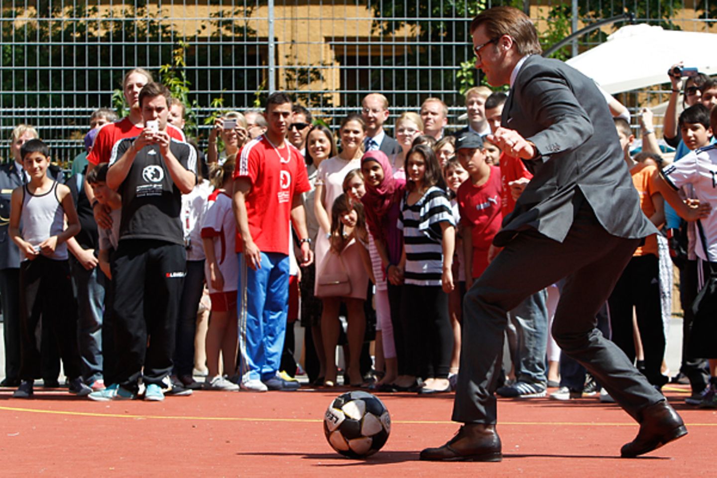 Schweden Staatsbesuch: Prinz Daniel zeigt bei dem Straßenfußball-Projekt "buntkicktgut" sein fußballerisches Talent.