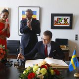 Prinz Daniels Eintrag ins Goldene Buch der Stadt im Roten Rathaus. Dafür kriegt er von seiner Frau und dem Bürgermeister sogar A