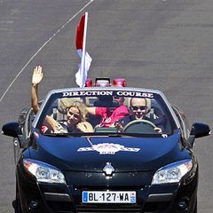 Einer gibt die Richtung vor, und das ist in diesem Fall Fürst Albert von Monaco mit seiner Verlobten Charlene Wittstock.
