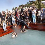 Pool-Position: Den Sprung ins kühle Nass hat sich Gewinner Sebastian Vettel auch wirklich verdient.
