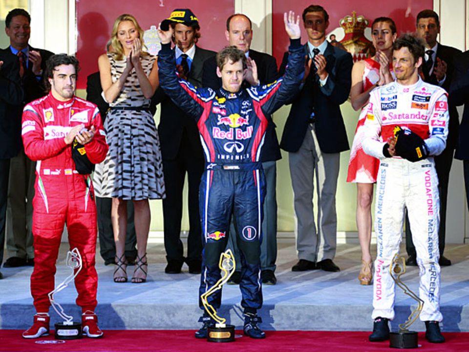 Und der Gewinner ist... Formel-1-Weltmeister Sebastian Vettel steuert seinen Boliden vor Fernando Alonso unnd Jenson Button auf
