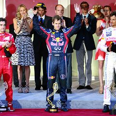 Und der Gewinner ist... Formel-1-Weltmeister Sebastian Vettel steuert seinen Boliden vor Fernando Alonso unnd Jenson Button auf