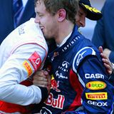 Konkurrenten und Freunde: McLaren-Star Jenson Button gratuliert dem Gewinner Sebastian Vetter sehr herzlich.