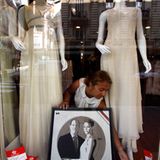 Geschäfte stellen Fotos des Brautpaares in ihre Fenster.