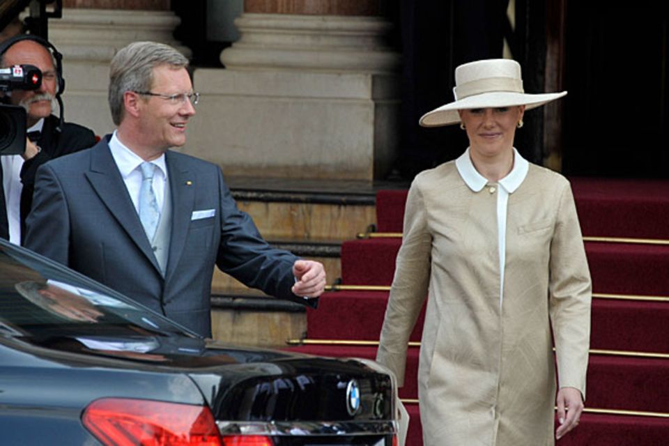 Der deutsche Bundespräsident Christian Wulff verlässt mit Ehefrau Bettina das Hotel. Der deutsche Bundespräsident Christian Wulff verlässt mit Ehefrau Bettina das Hotel.