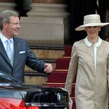 Der deutsche Bundespräsident Christian Wulff verlässt mit Ehefrau Bettina das Hotel.