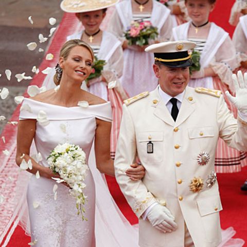 Das Brautpaar tritt aus dem Palast und wird von den Gästen mit jeder Menge Rosenblättern begrüßt.