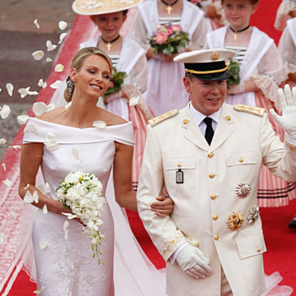 Das Brautpaar tritt aus dem Palast und wird von den Gästen mit jeder Menge Rosenblättern begrüßt.