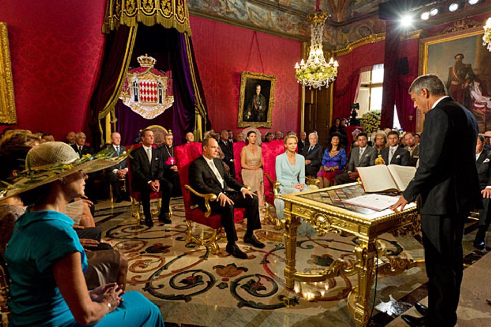 Zweimal Oui! Die standesamtliche Trauung von Fürst Albert und Charlene Wittstock und findet im Palast statt und wird vollzogen d Zweimal Oui! Die standesamtliche Trauung von Fürst Albert und Charlene Wittstock und findet im Palast statt und wird vollzogen d