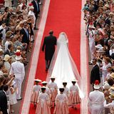 Der Braut folgen sieben Blumenkinder in monegassischer Tracht.
