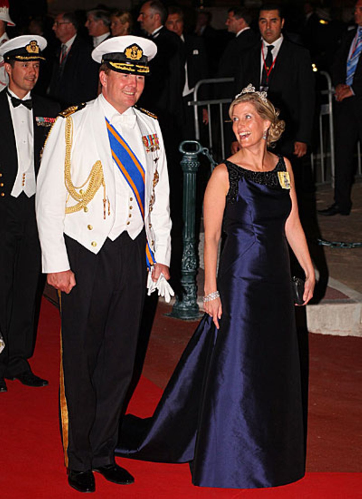 Kronprinz Willem Alexander der Niederlande scherzt mit Sophie von Wessex beim Gang über dem roten Teppich.