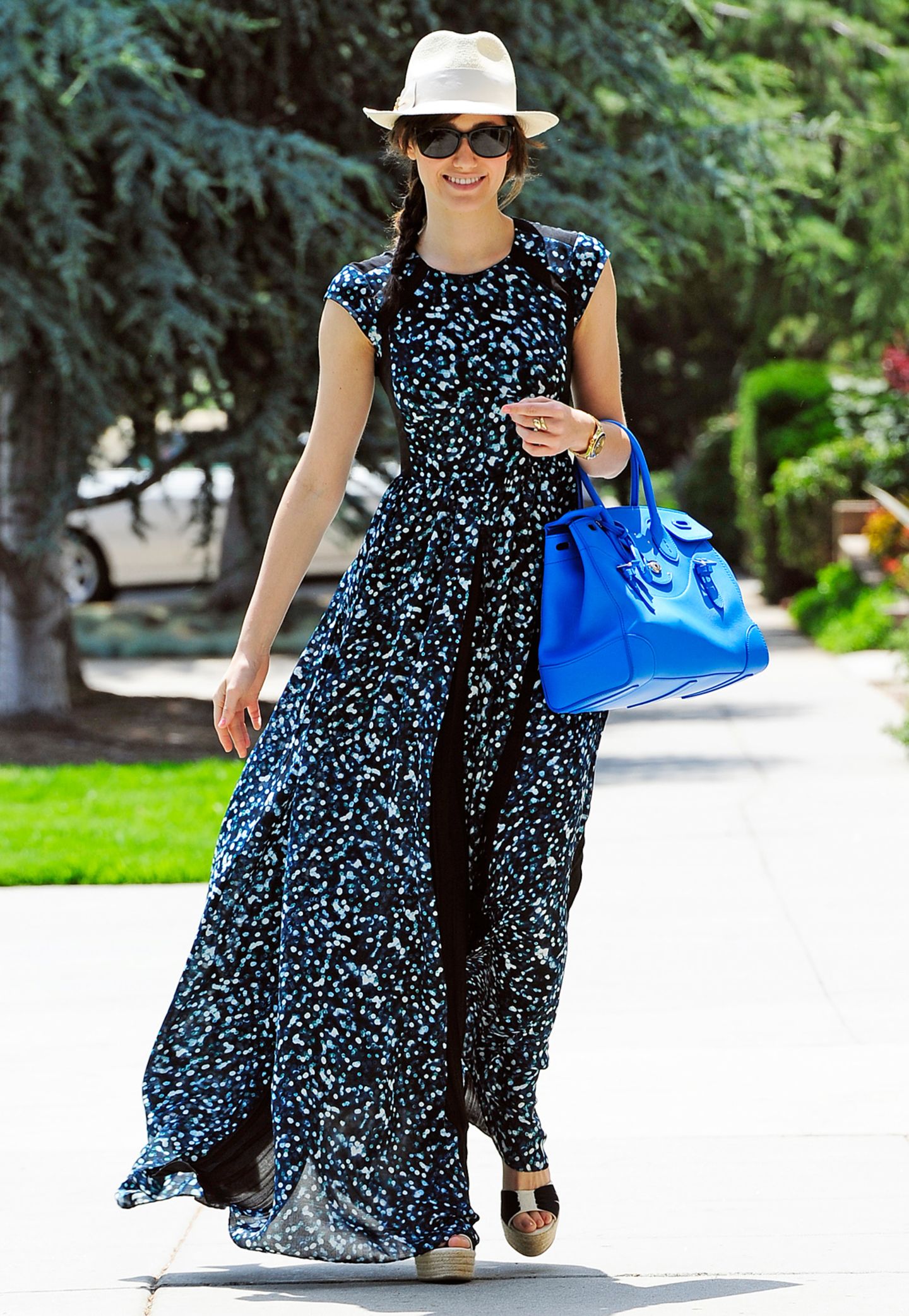 Emmy Rossum, Fashion-Star! Kobaltblaue It-Bag, leichter Fedora-Hut und noch dazu dieses wunderschöne Maxikleid, dessen Druck ohne weiteres von einem gut gelaunten Jackson Pollock stammen könnte. Wir finden: Das ist DER Sommerlook 2013.