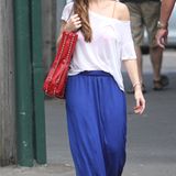 Schauspielerin Minka Kelly im luftigen Sommeroutfit mit blauem Maxirock.