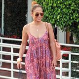 Für Jennifer Lopez ist der Hippie-Look mit weitem, buntgemustertem Maxikleid ziemlich ungewöhnlich. Steht ihr aber gut, oder?