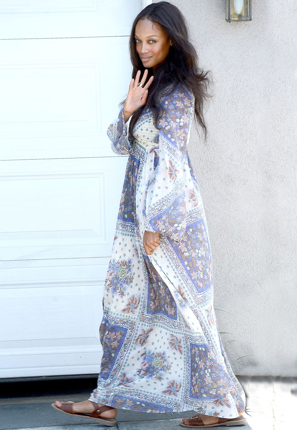 Weich und fließend ist der Stoff von Tyra Banks' Maxikleid. Sommerliche Farben wie Weiß und Kornblumenblau harmonieren gut mit dem blumigen Print. Weich und fließend ist der Stoff von Tyra Banks' Maxikleid. Sommerliche Farben wie Weiß und Kornblumenblau harmonieren gut mit dem blumigen Print.