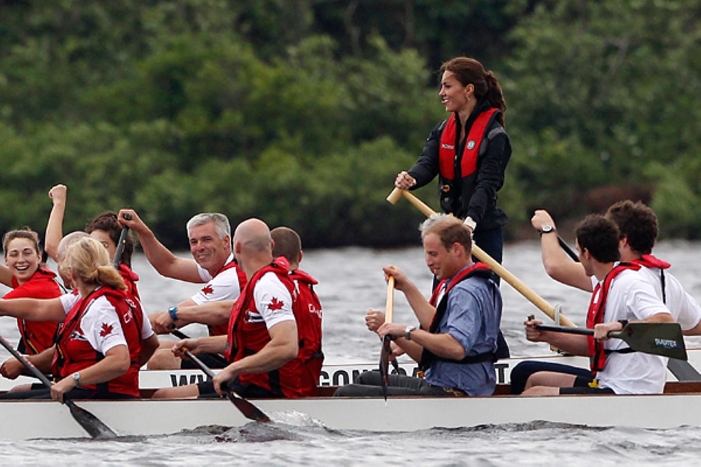 Staatsbesuch William und Kate: In verschiedenen Teams tritt das Paar bei einem Drachenbootrennen an.