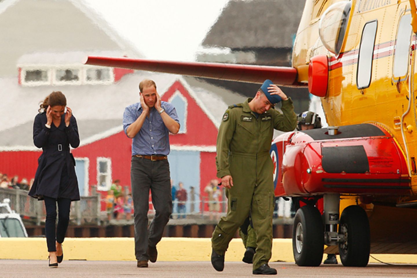 Staatsbesuch William und Kate: Kate und William schützen sich vor dem Motorenlärm des Hubschraubers.
