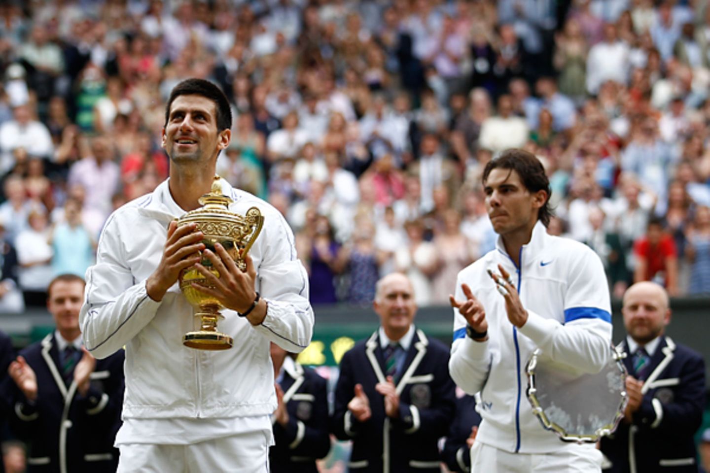 Wimbledon: Da kann Rafael Nadal nur gratulieren. Er verliert das Finale gegen Novak Djokovic.