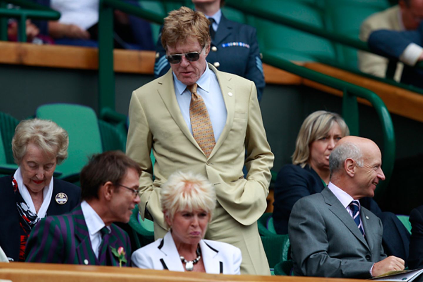 Wimbledon: Robert Redford hält es vor Spannung nicht auf dem Platz.