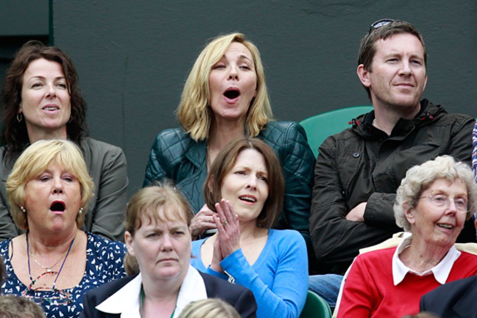 Wimbledon: Man sieht Kim Cattrall an, dass gerade ein spannender Ballwechsel gespielt wird. Wimbledon: Man sieht Kim Cattrall an, dass gerade ein spannender Ballwechsel gespielt wird.