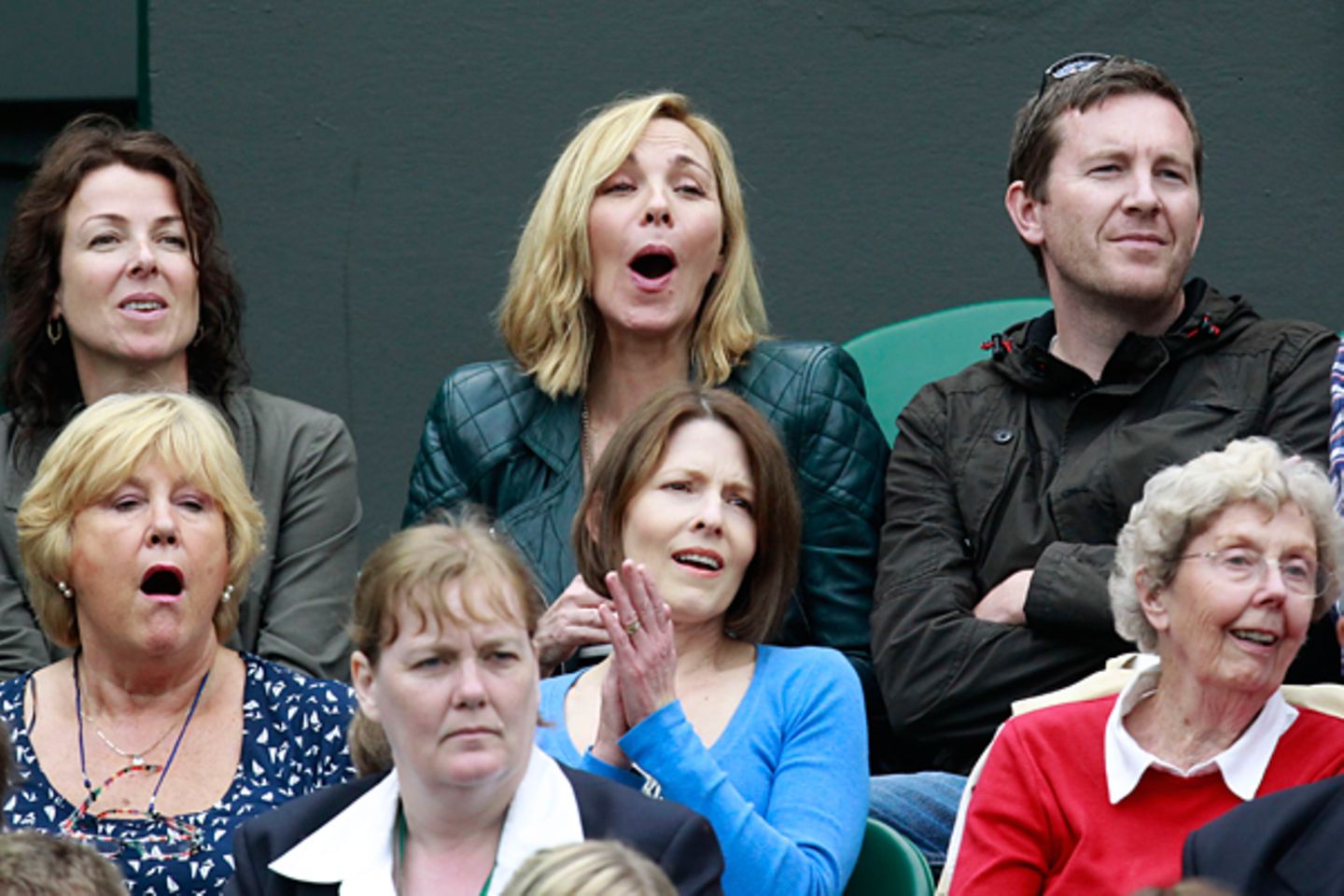Wimbledon: Man sieht Kim Cattrall an, dass gerade ein spannender Ballwechsel gespielt wird.