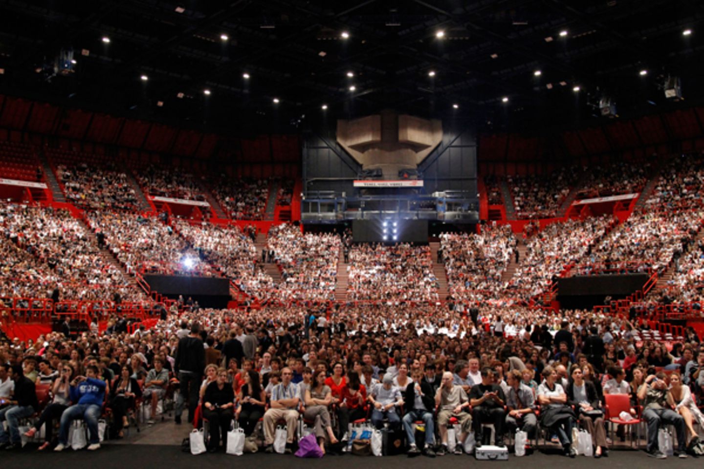 Das Bercy Stadion in Paris ist bis auf den letzten Platz gefüllt.
