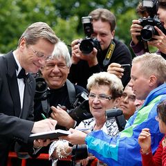 Bayreuther Festspiele: Auch Politiker müssen mal Autogramme geben.
