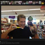 Auch David Hasselhoff ist wie viele andere Fans im "Bieber Fieber". In einem Supermarkt in Belfast freut er sich über eine Zahnb