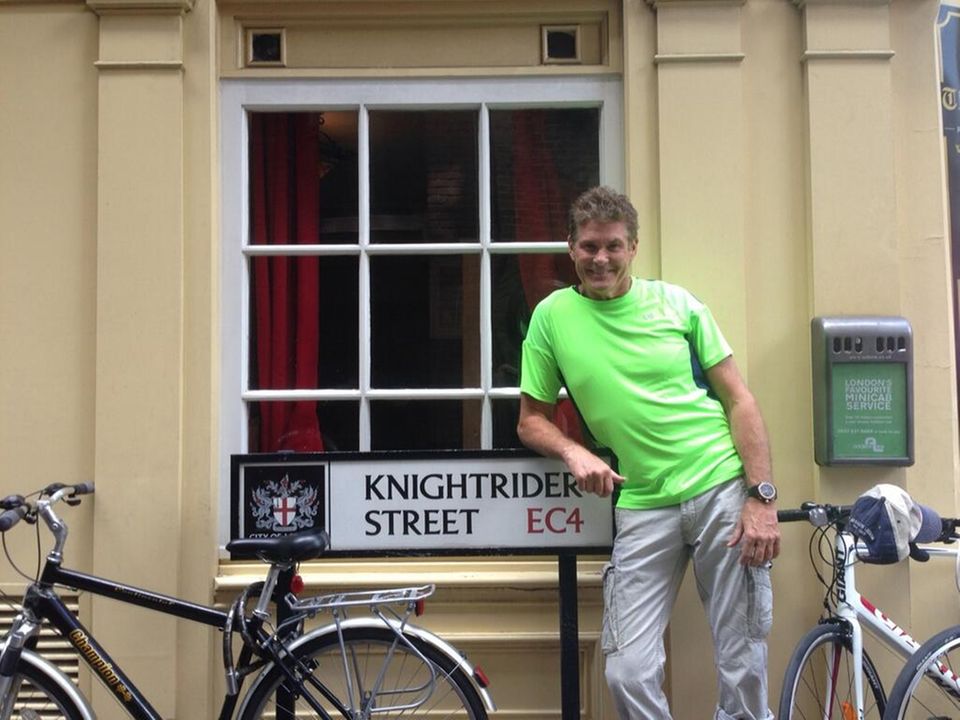 In London posiert David Hasselhoff vor dem Schild der "Knightrider Street".